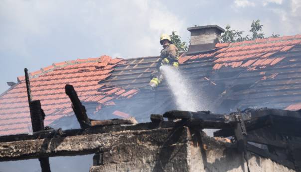 Gori kuća u Sarajevu, povrijeđen vatrogasac