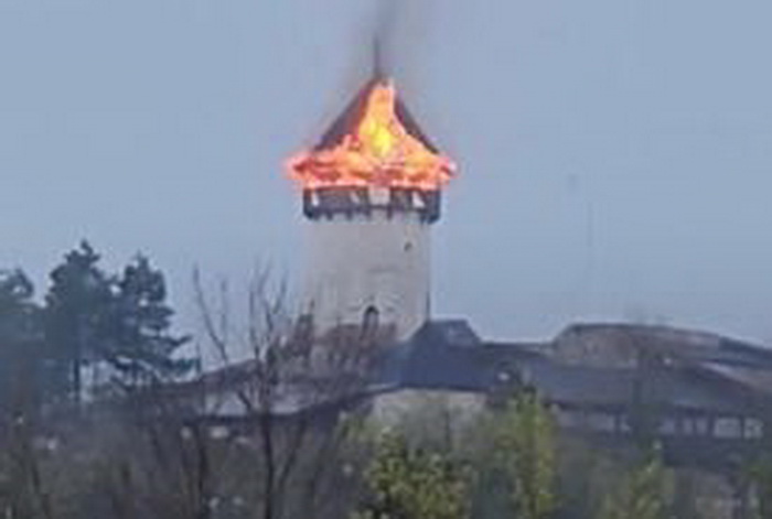 Gori kula na Starom gradu u Velikoj Kladuši