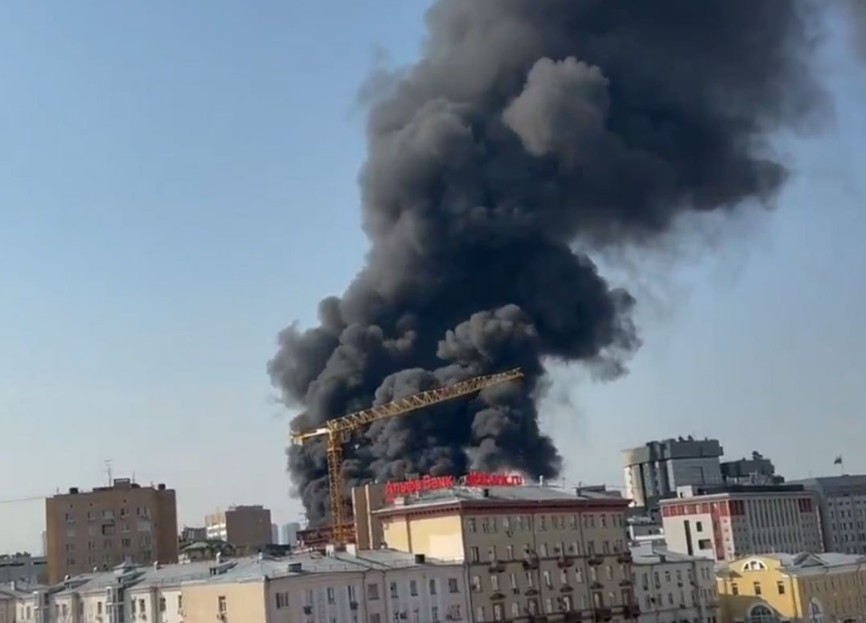 Gori luksuzna zgrada u centru Moskve