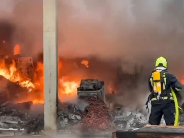 Gori skladište firme kod Širokog Brijega, vatrogasci na terenu