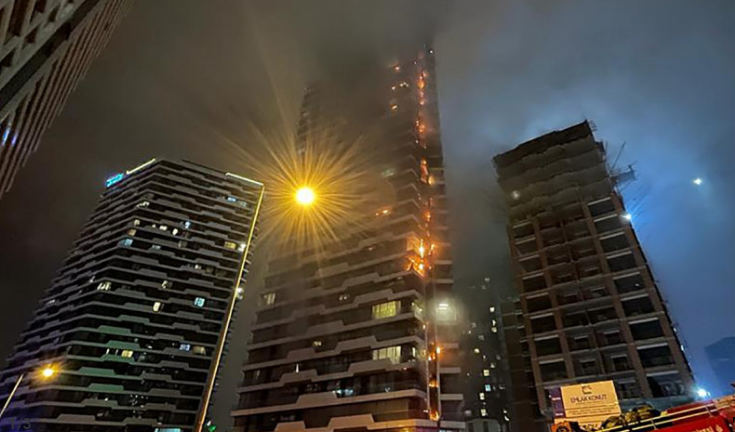 Gori stambena 24-spratnica u Istanbulu: Plamen zahvatio od prvog do posljednjeg sprata