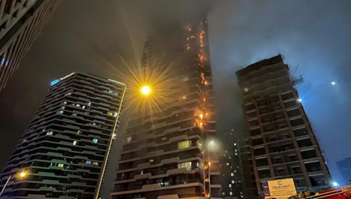 Gori stambena 24-spratnica u Istanbulu: Plamen zahvatio od prvog do posljednjeg sprata