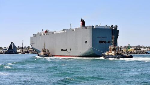 Gori teretni brod sa 3.000 automobila