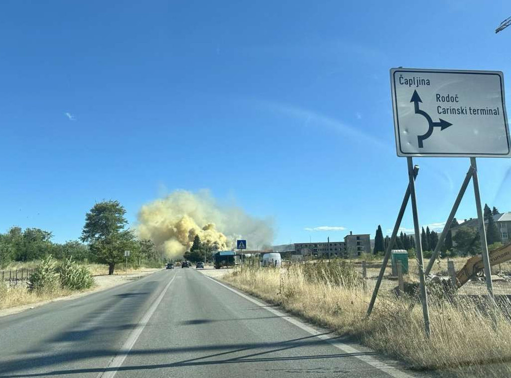 Gori u firmi Interkomerc kod Mostara, vatrogasci na terenu