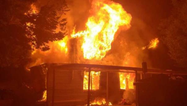 Gorjela kuća u Bosanskoj Gradišci, jedna osoba završila u bolnici