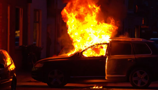 Gorio automobil na parkingu u Istočnom Sarajevu