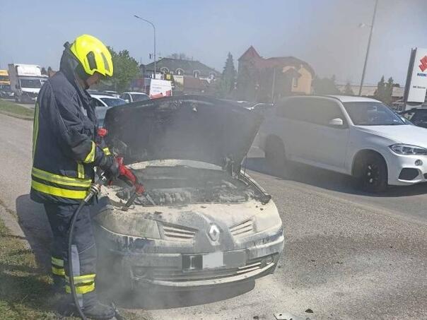 Gorio automobil u Banjaluci, intervenisali vatrogasci