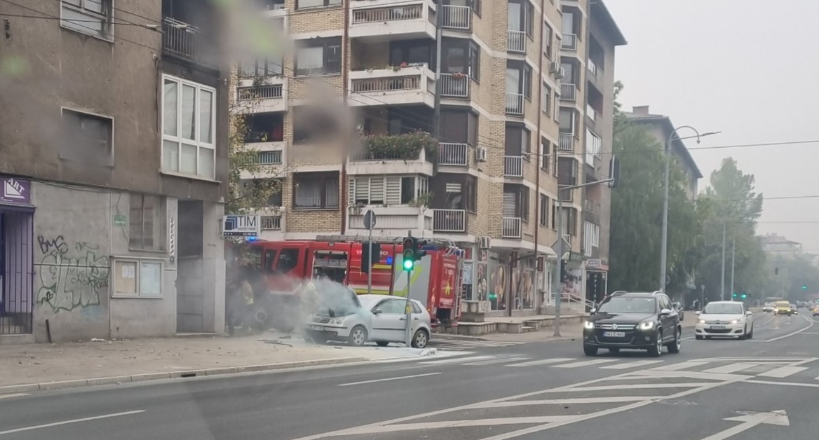 Gorio automobil u centru Sarajeva