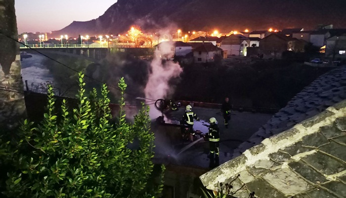 Gorio krov kuće u blizini Starog mosta u Mostaru