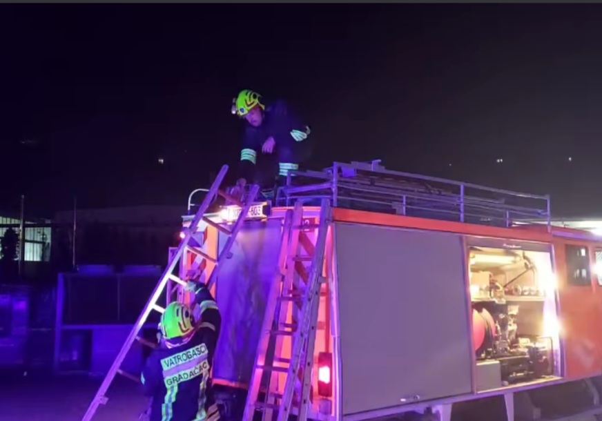 Gorio tržni centar u Gradačcu, vatrogasci ugasili požar