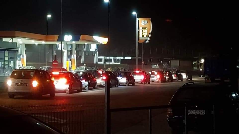 Ogromne gužve na pumpama širom BiH uoči poskupljenja goriva