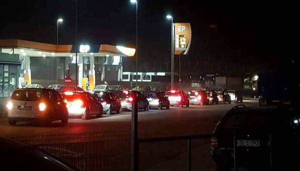 Ogromne gužve na pumpama širom BiH uoči poskupljenja goriva