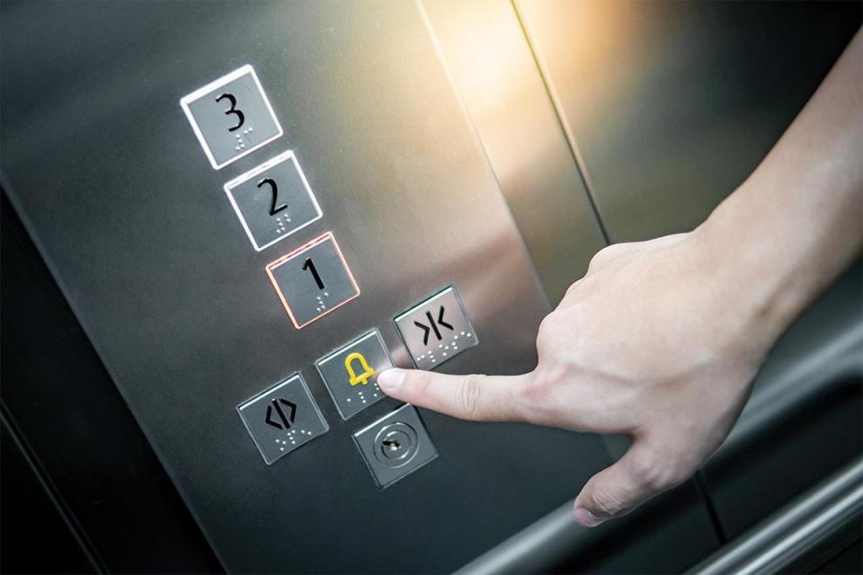 Gornji Milanovac: Žena poginula nakon što ju je teretni lift povukao za kosu