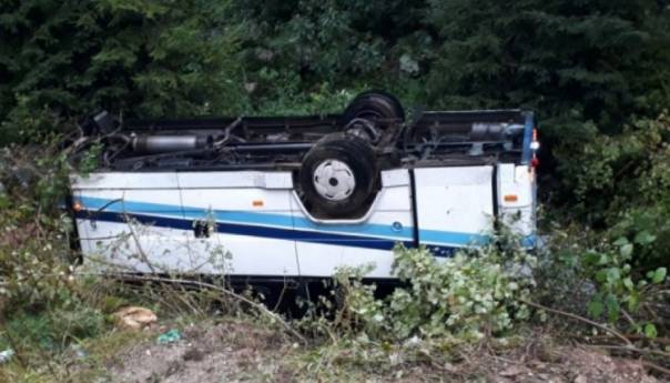 Gornji Vakuf: Autobus sletio sa ceste, 16 osoba povrijeđeno