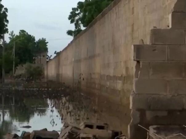 Gotovo 300 ljudi pobjeglo iz zatvora nakon što su poplave urušile zid