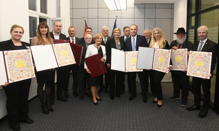 Grabar-Kitarović uručila povelje hrvatskim udrugama u Njemačkoj