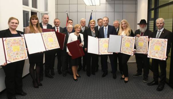 Grabar-Kitarović uručila povelje hrvatskim udrugama u Njemačkoj