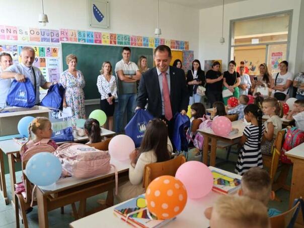 Grad Bihać podijelio paketiće prvačićima