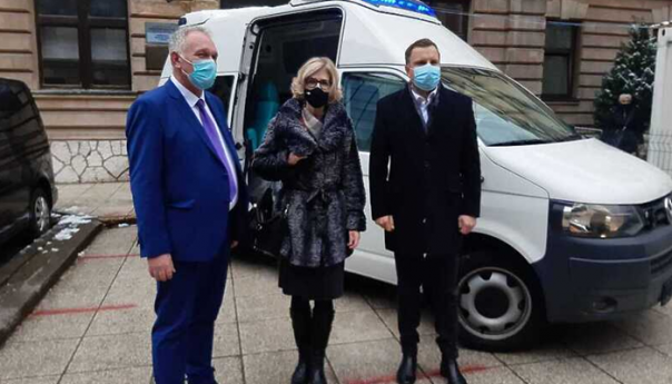 Grad Insbruk donirao sanitetsko vozilo JU Dom zdravlja KS