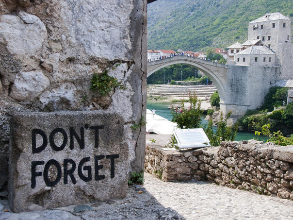 Grad Mostar i dalje ne obilježava godišnjicu rušenja Starog, istinu čuvaju đaci i studenti