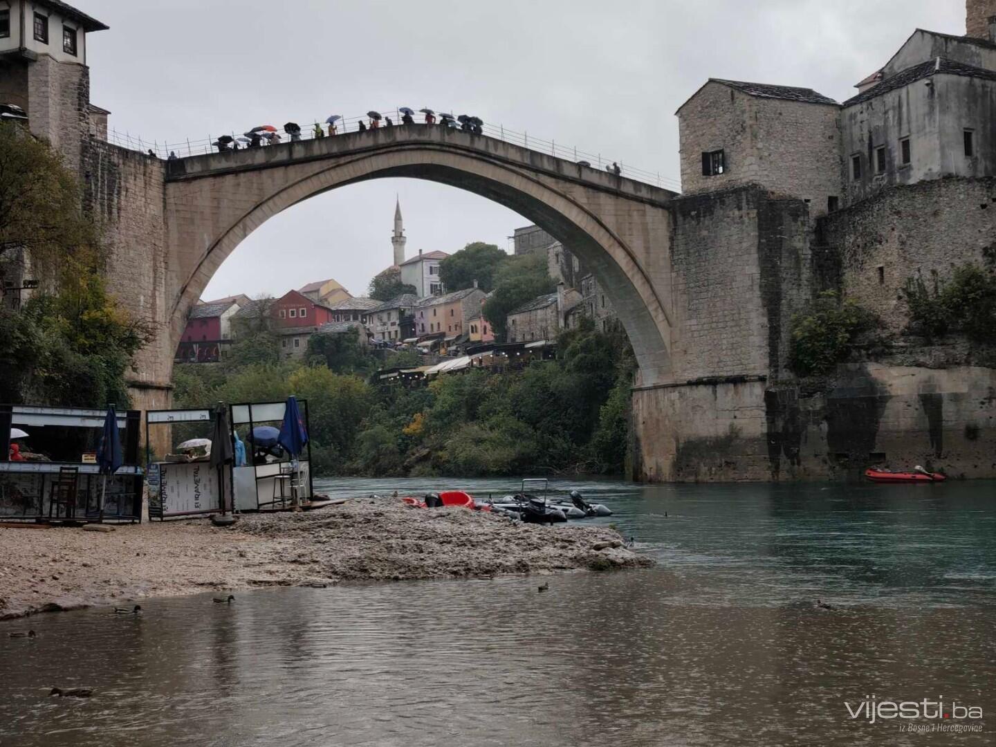 Kadrovi kišnog Mostara: Obilne padavine ne prestaju dok stižu upozorenja na poplave