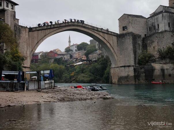 Kadrovi kišnog Mostara: Obilne padavine ne prestaju, upozorenje na poplave