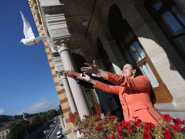 Grad Sarajevo obilježio Međunarodni dan mira puštanjem golubova mira s Vijećnice