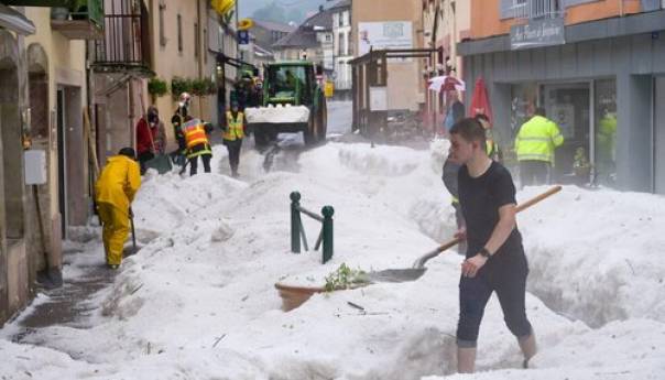 Grad zabijelio Francusku