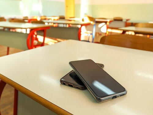 Grad Zagreb preporučio svim osnovnim školama da zabrane mobitele