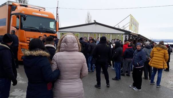 Gradačac: Nezadovoljni prodavci blokirali pijacu