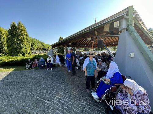 Građani se okupljaju u Potočarima, čekaju se učesnici Marša mira