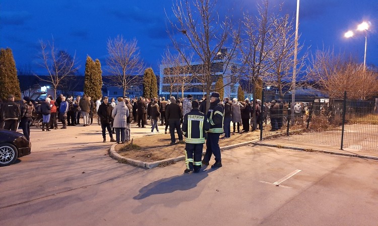 Građani Bihaća ponovo pred 'Birom', na ulazu u grad policija
