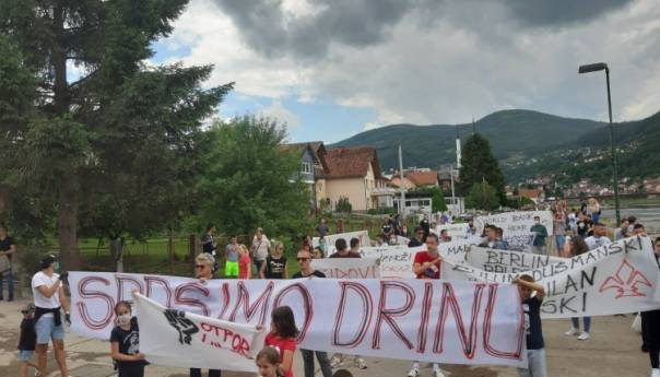 Građani Goražda i dalje protestuju protiv gradnje visokih zidova na Drini