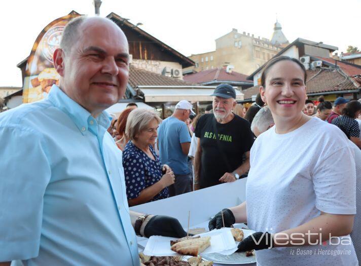 Građani i gosti Sarajeva uživali u degustaciji ćevapa na Baščaršiji