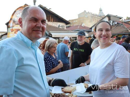 Građani i gosti Sarajeva uživali u degustaciji ćevapa na Baščaršiji