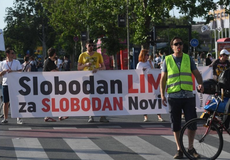 Građani i studenti blokirali zgradu Skupštine u Novom Sadu, policija reagovala
