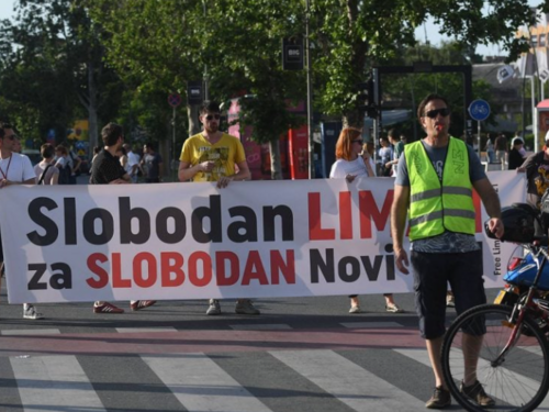Građani i studenti blokirali zgradu Skupštine u Novom Sadu, policija reagovala