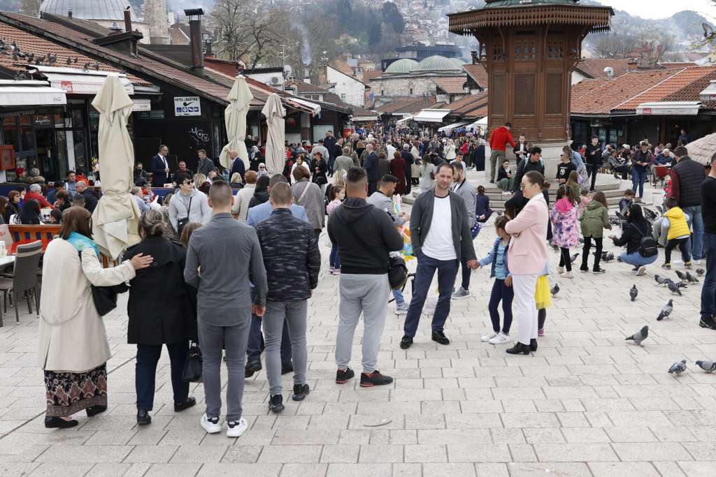 Građani i turisti preplavili ulice glavnog grada, u zraku praznična atmosfera