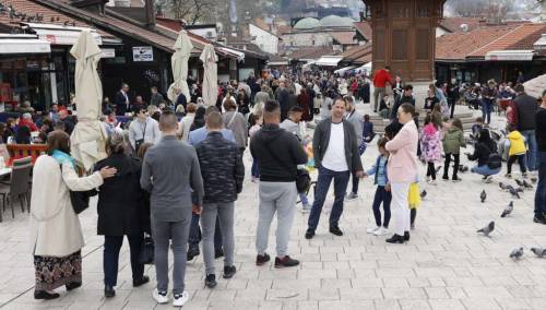 Građani i turisti preplavili ulice glavnog grada, u zraku praznična atmosfera
