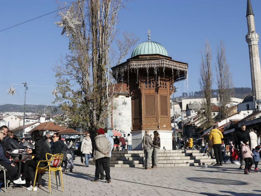 Građani i turisti u Sarajevu iskoristili sunčanu nedjelju za šetnju i boravak na otvorenom
