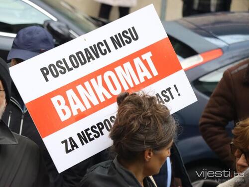 Građani ispred Parlamenta FBiH traže povećanje minimalnih penzija i smanjenje poreza