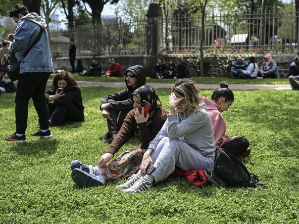 Građani Istanbula proveli noć na ulicama zbog straha od novog zemljotresa