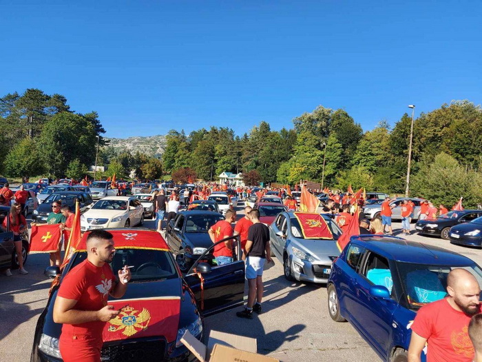 Građani iz cijele Crne Gore krenuli na patriotski skup u Podgoricu