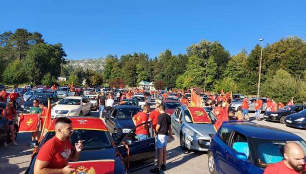 Građani iz cijele Crne Gore krenuli na patriotski skup u Podgoricu