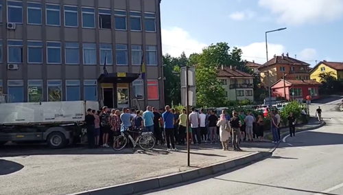 Građani Kaknja daju podršku uhapšenim policajcima