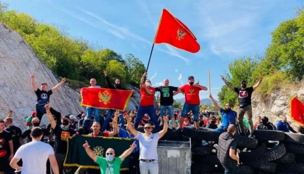 Građani napravili barikade, policija se povukla pred demonstrantima