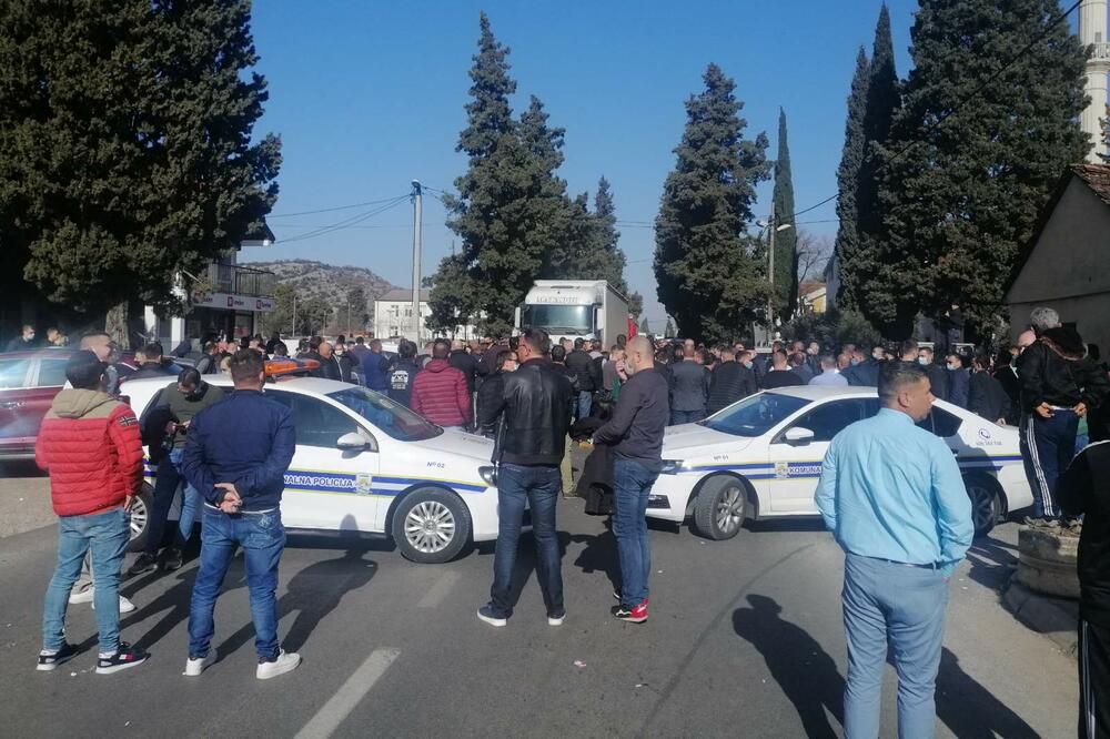 Građani ne dozvoljavaju policiji da zatvori lokale u Tuzima