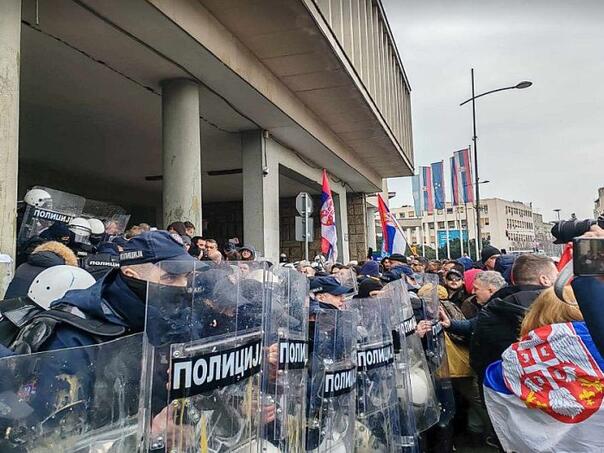 Građani Novog Sada jajima zasuli policiju ispred Skupštine Grada