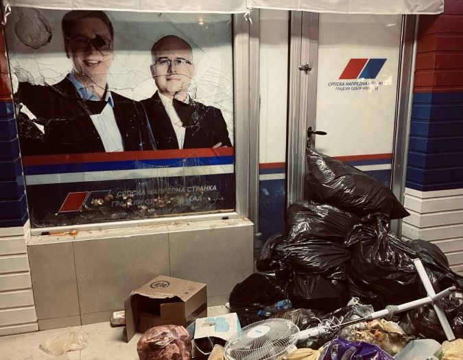 Građani Novog Sada ostavljali smeće ispred prostorija Vučićevog SNS-a