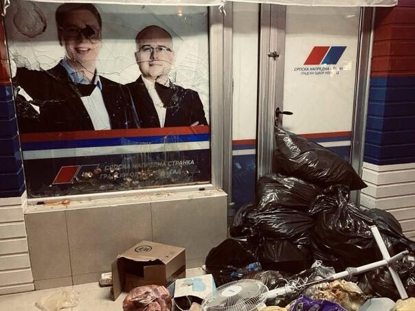 Građani Novog Sada ostavljali smeće ispred prostorija Vučićevog SNS-a